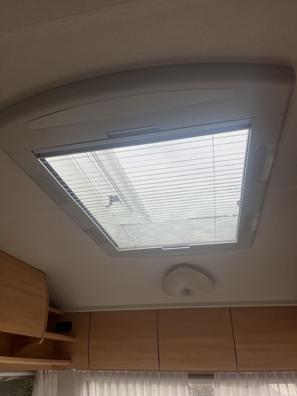 Zeer nette Home Car caravan met voortent, luifel en slaapcabine