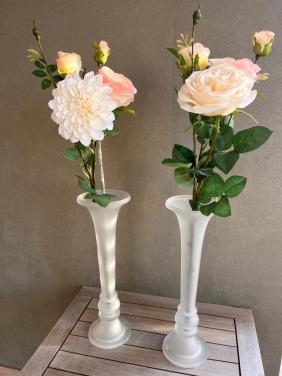 2 hoge glazen vazen met kunstbloemen