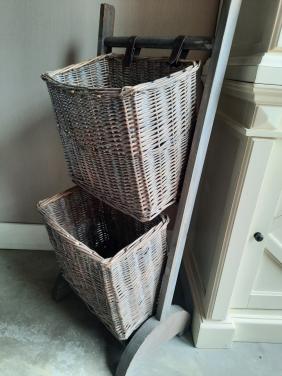 Opbermandjes aan rekje