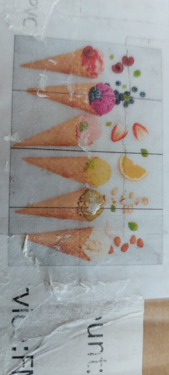 Behang van moderne kleurrijke ijshoorntjes op zelfklevend PVC