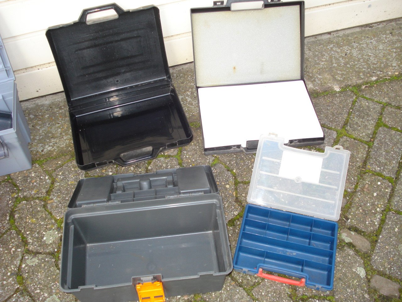 Diverse metalen en kunststof ladenkasten+gereedschapkoffers