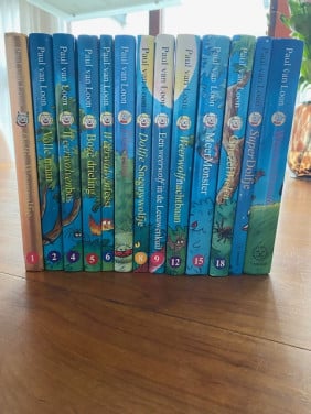 13 stuks boeken van " Dolfje weerwolfje"