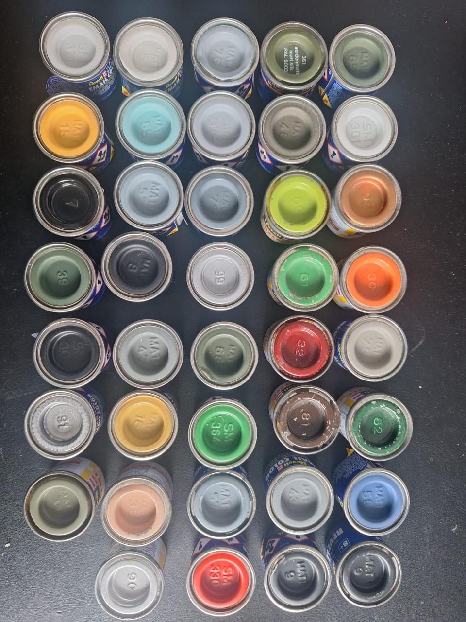 Te koop: Revell verf, diverse kleuren, 39 potjes