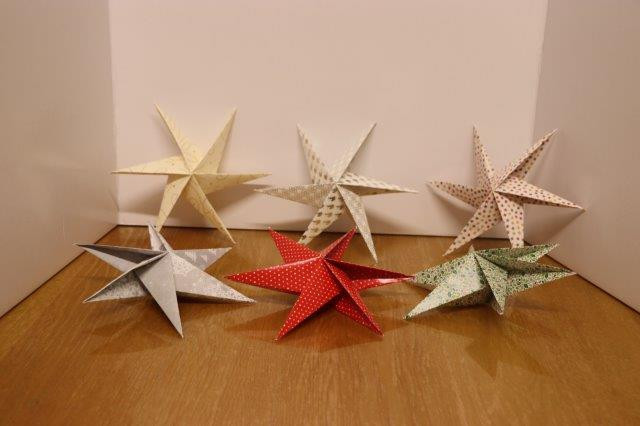 Kerst origami ster Diverse kerst motieven En kleuren Klein: 11 cm. Euro