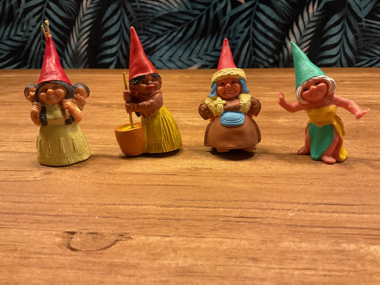 55 David de kabouter en Lisa  poppetjes  Poortvliet en blikken trommeltje