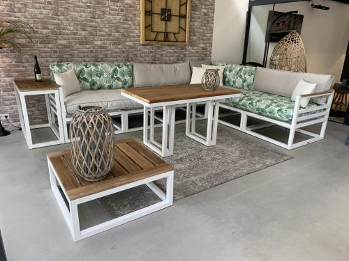 Alminium wit loungeset met 3 tafels en kussens van de karwei.