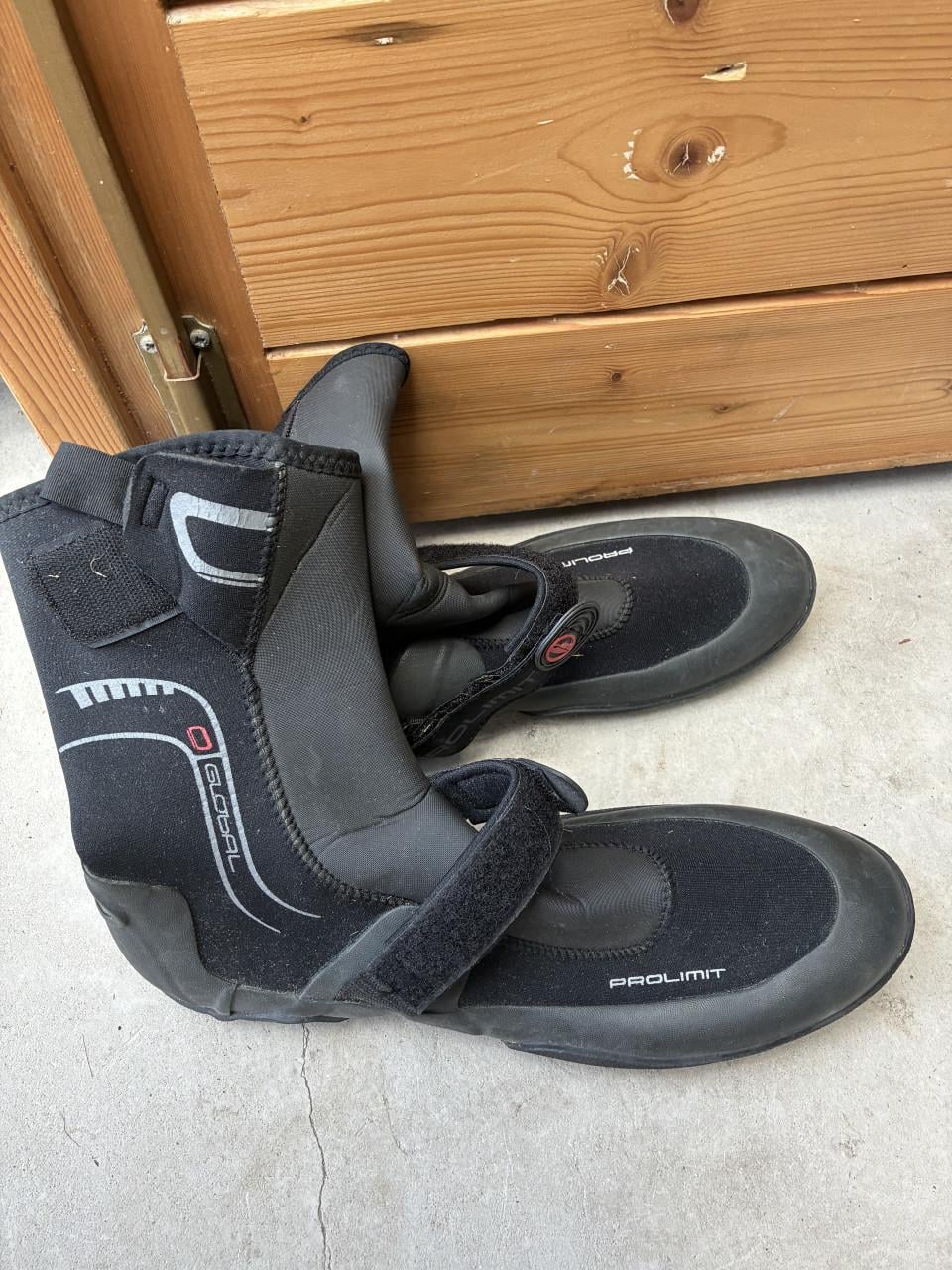 Surfpak/wetsuit met surfschoenen