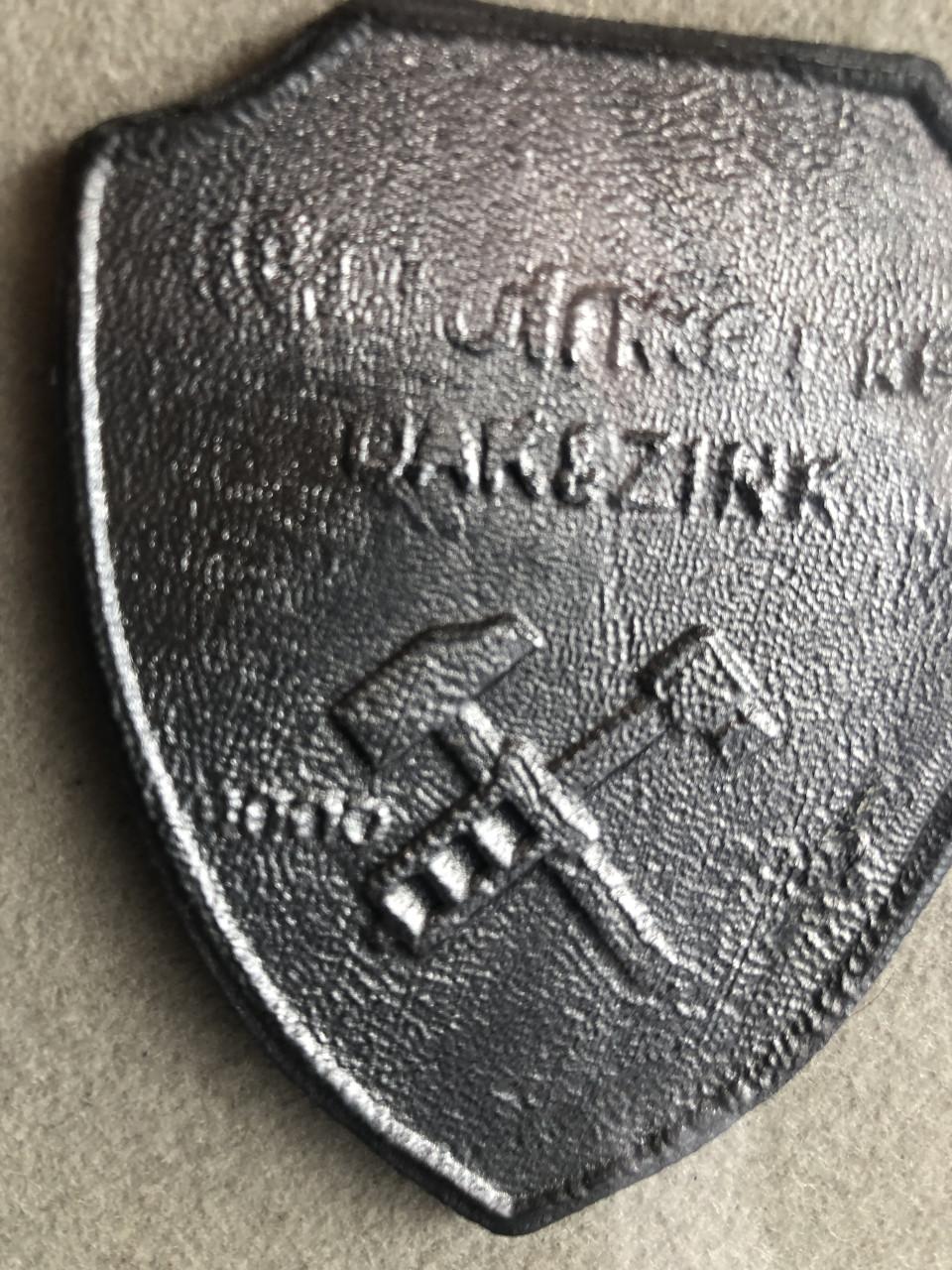 Loden schildjes in kader