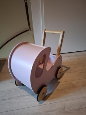 Roze houten kinderwagen