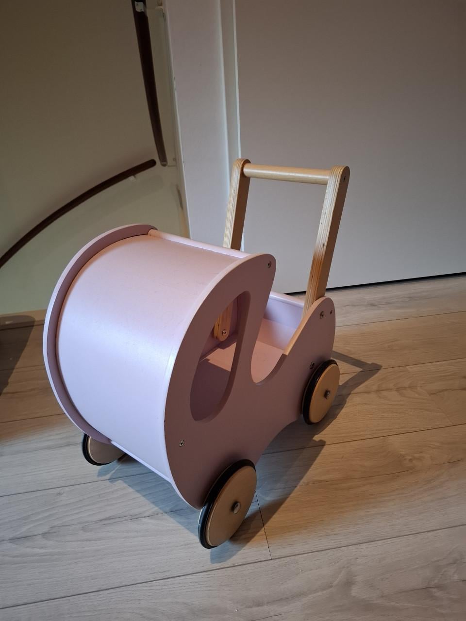 Roze houten kinderwagen
