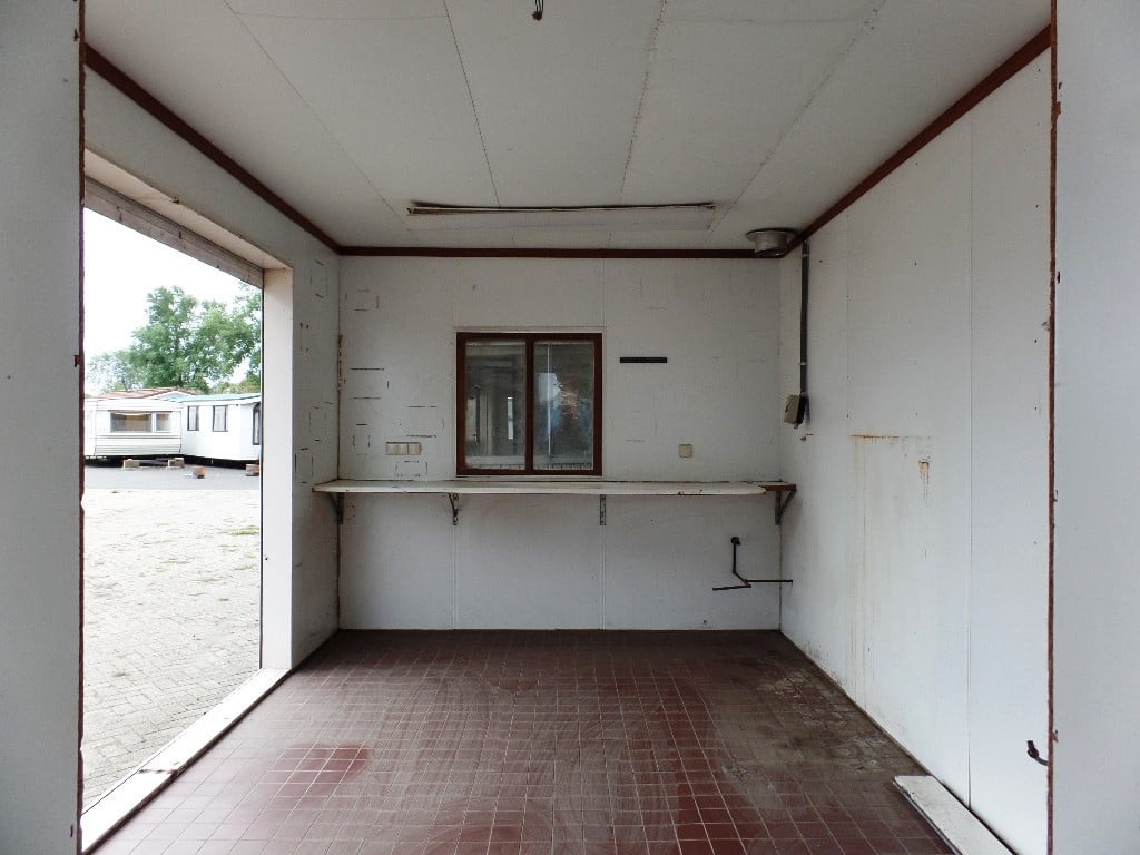 Verkoopunit met betonnen vloer, apart toilet met wastafeltje en rolluik