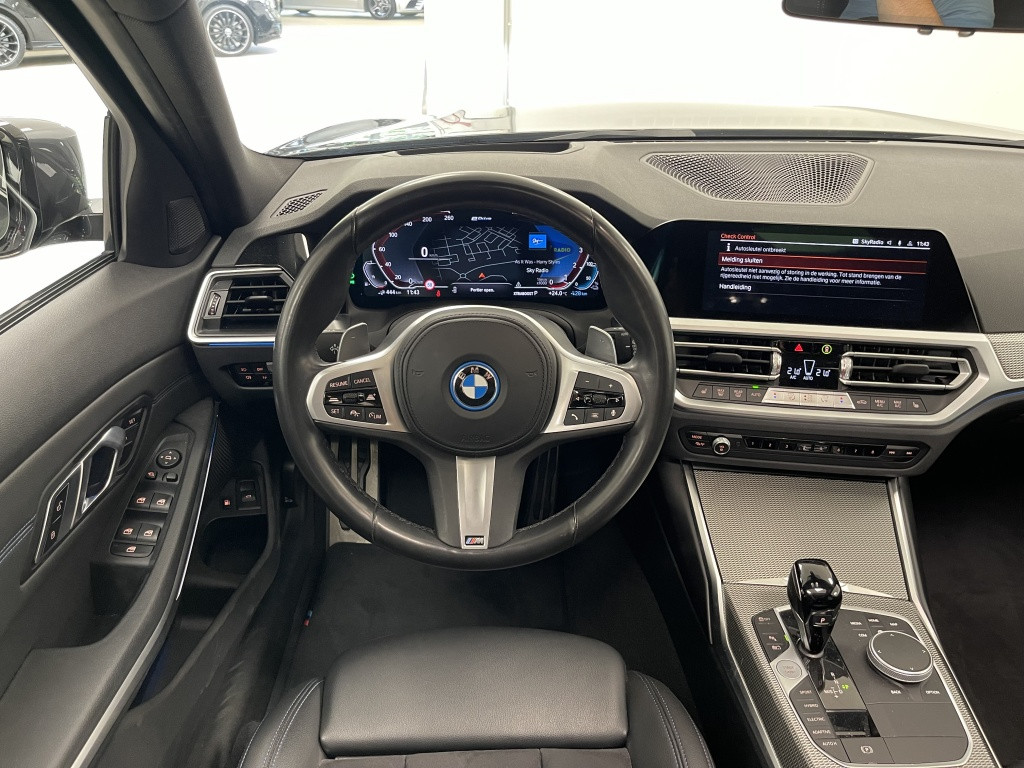 BMW 3-serie touring 330e xdrive m-sport | adaptief cc | panoramadak | trekh