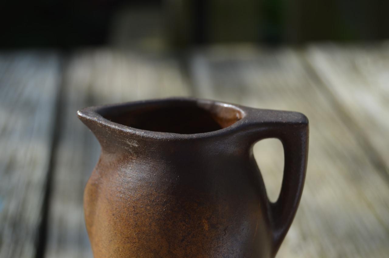 Klein plateel vaasje / schenkkannetje ongemerkt