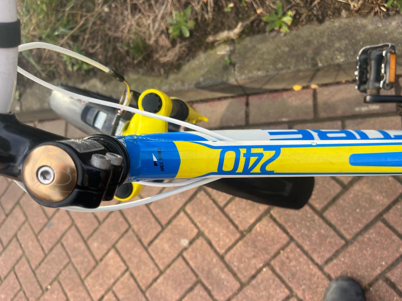 Cube 240 24 inch 21 V geel/blauw