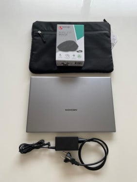 Medion 15.6 inch laptop - met Windows 11 512GB SSD 8GB Office pakket Sleeve