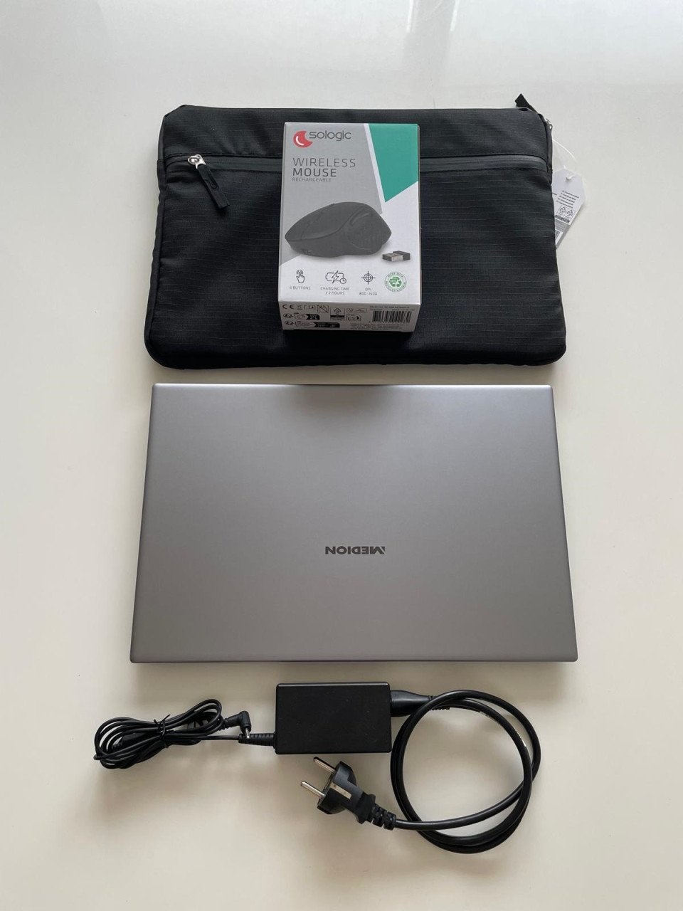 Medion 15.6 inch laptop - met Windows 11 512GB SSD 8GB Office pakket Sleeve