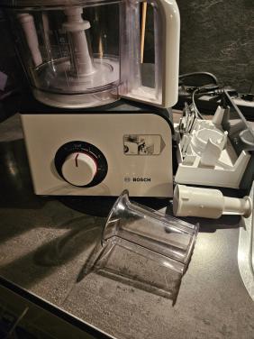 Mooie Bosch foodprocessor voor koken en bakken met opberglade..