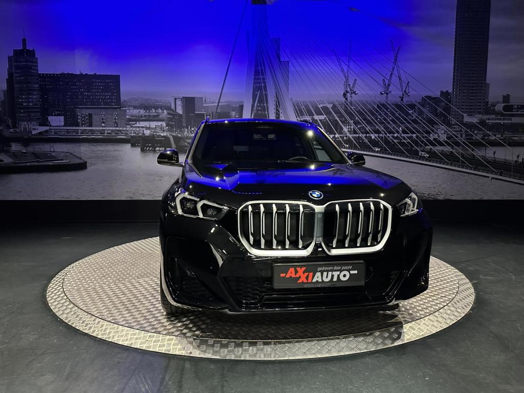 BMW X1 xdrive25e m-pakket *pano*hud*360camera*driveass*20 inch*