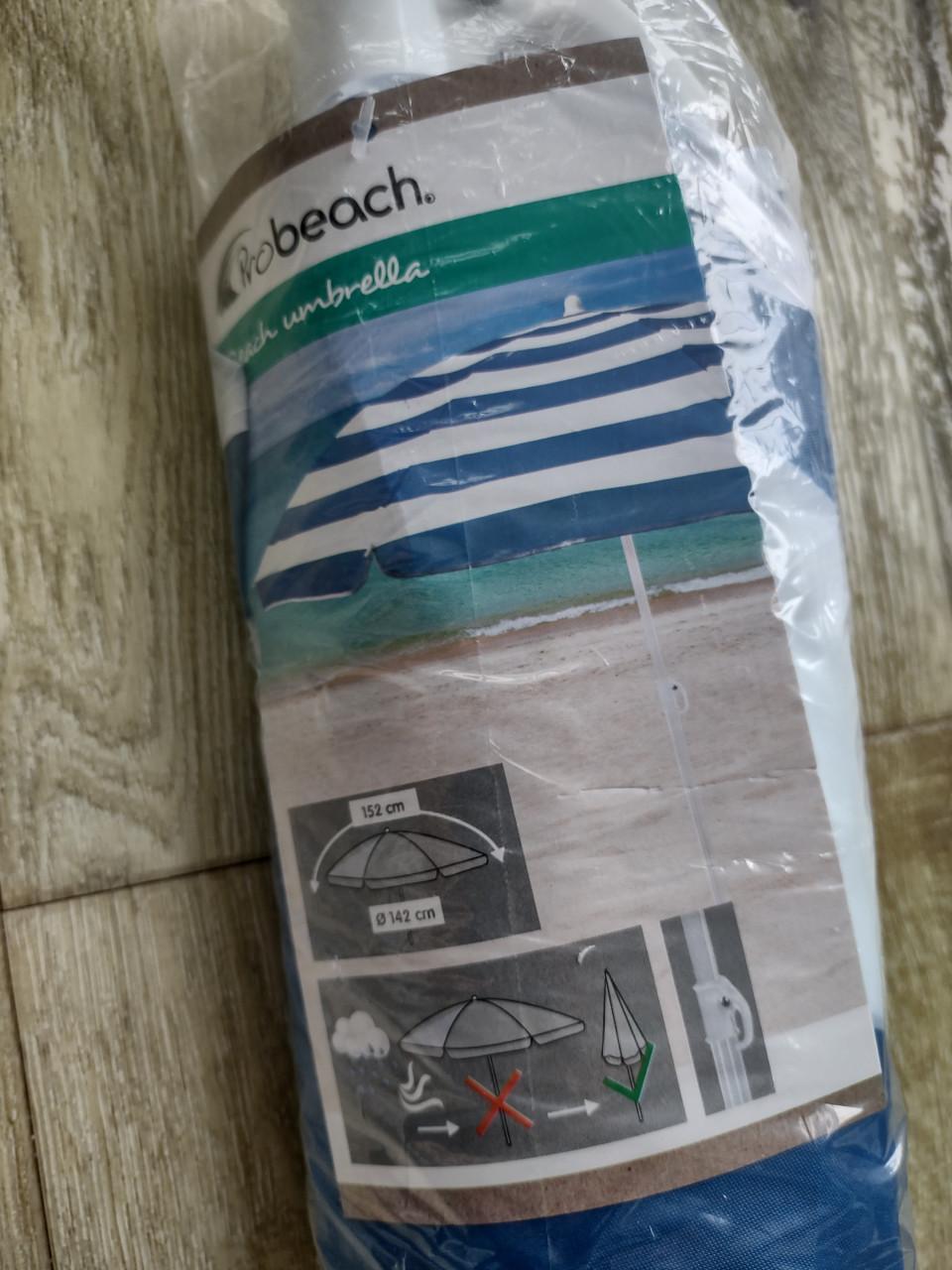 Prachtige nieuwe blauw wit gestreepte parasol, strandparasol