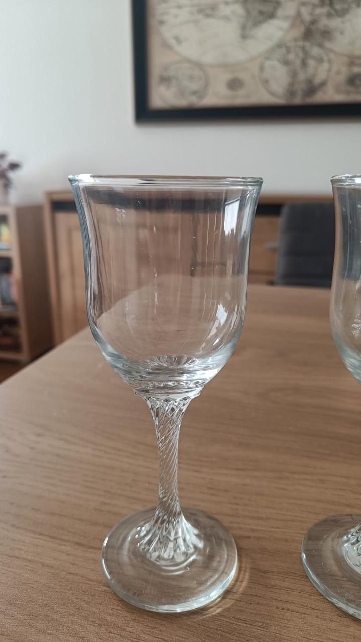 4 wijnglazen met gedraaide voet