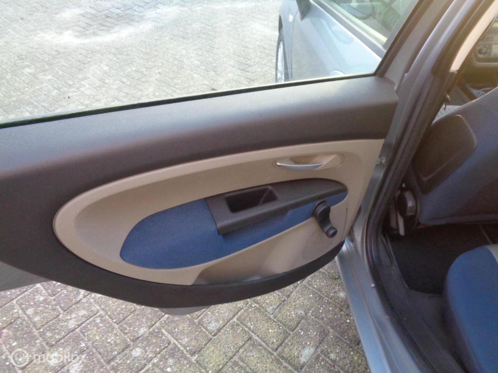 Fiat Grande Punto 1.4-16v emotion/airco/cruise/lm velgen/nieuwe apk 03-2027