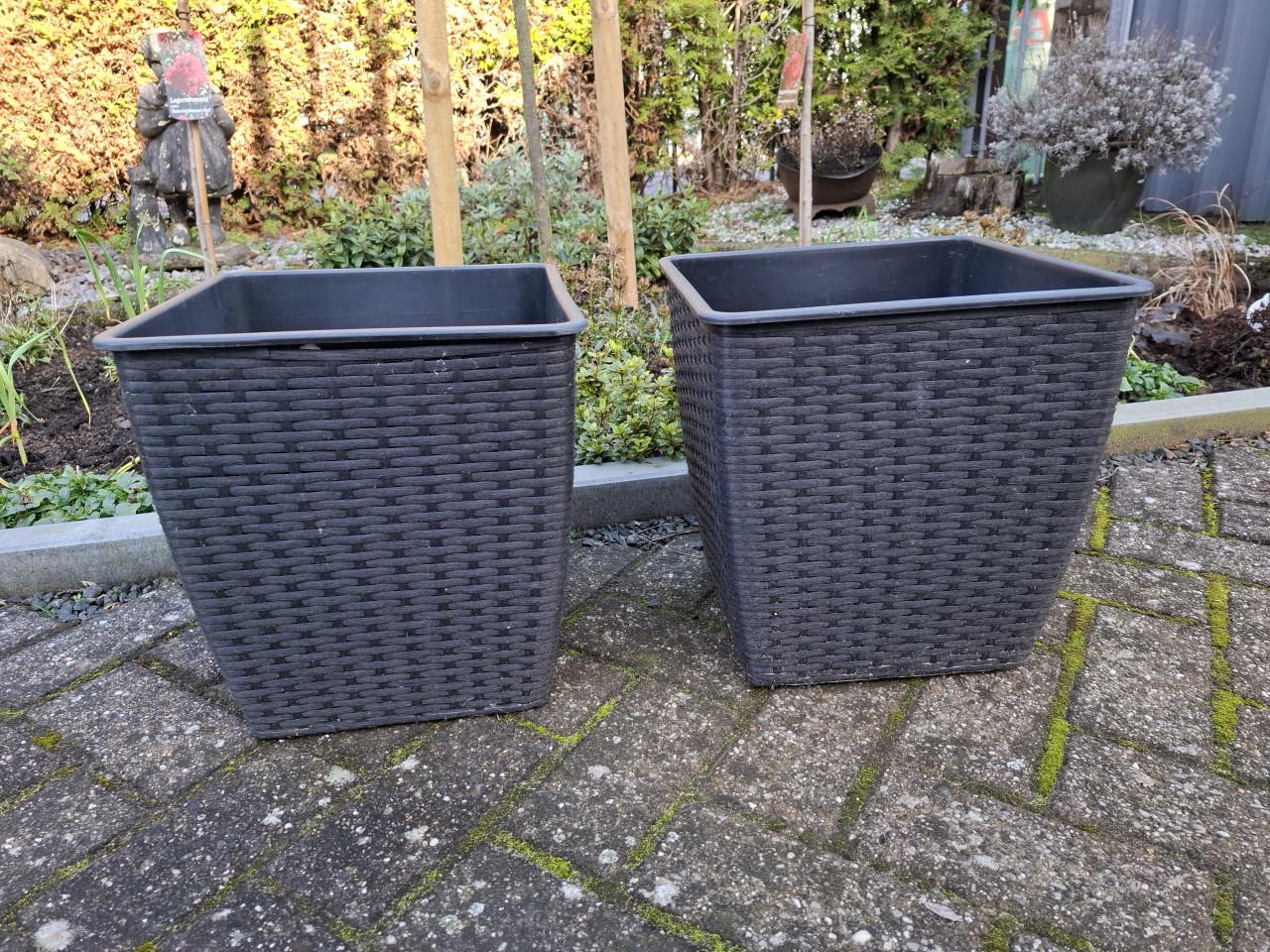 Set 2 zwarte rotan bloempotten