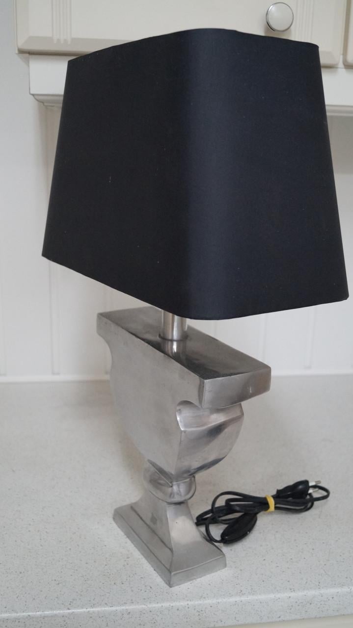 Tafellamp aluminium voet met zwarte kap.