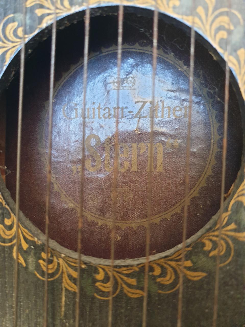 Antieke tafelgitaar.