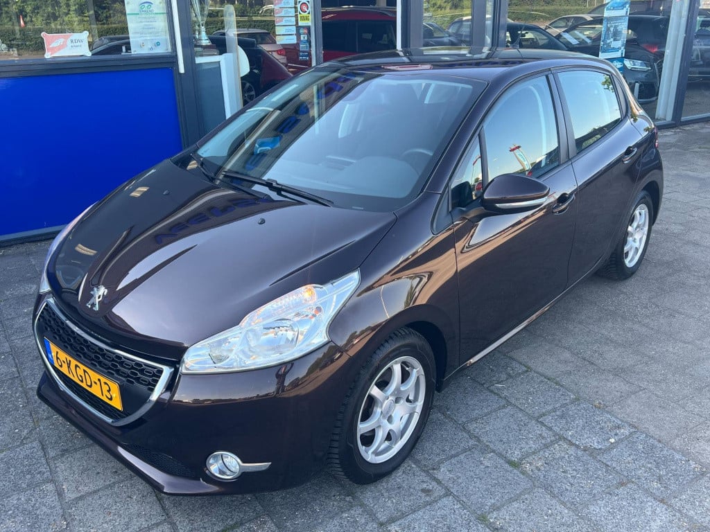 Peugeot 208 1.2 vti envy, navi, trekhaak enz...