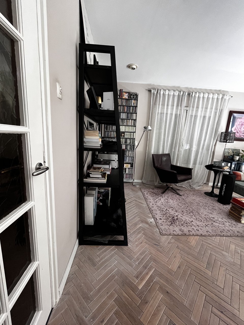 Wandkast. Open, zwart, metaal.