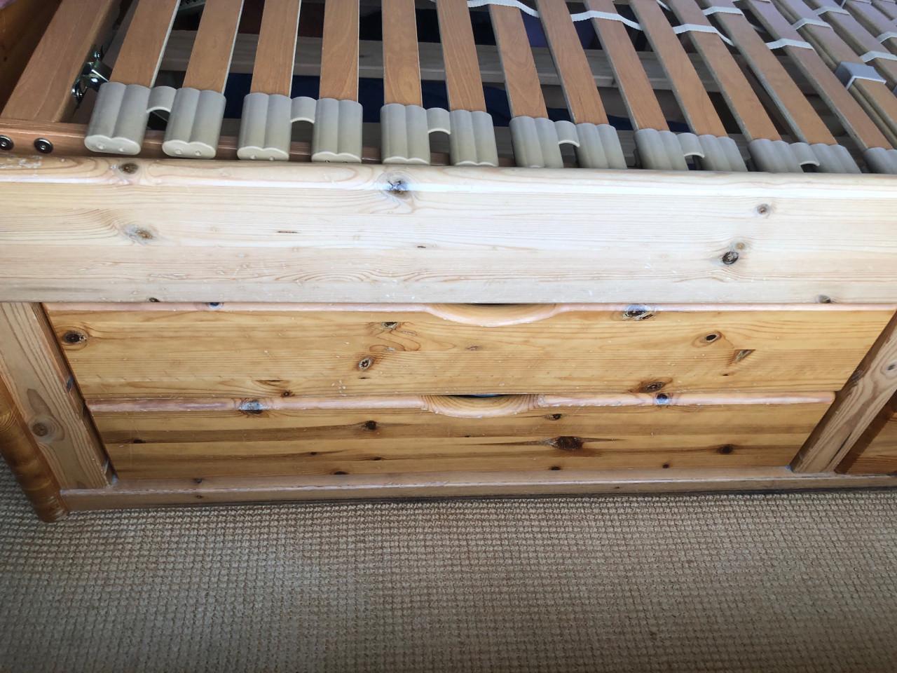 Massief Houten bed met opberglades, 160 maal 200 cm!