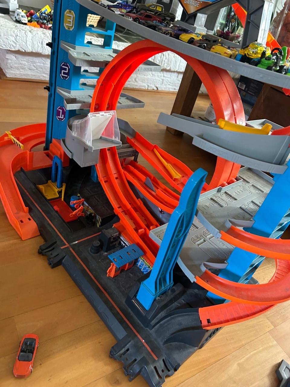Hot Wheels garage en verschillende banen plus autootjes