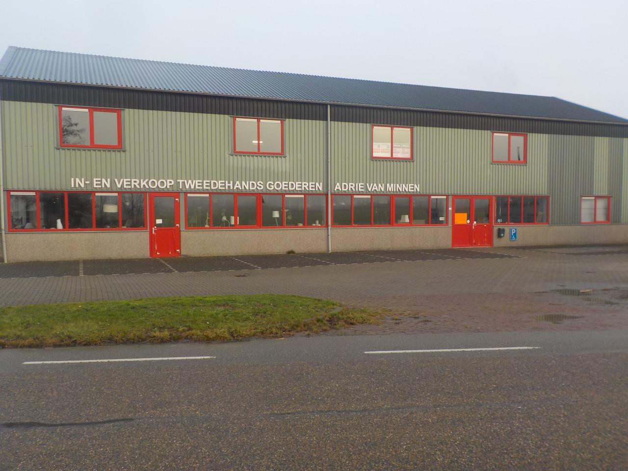 Ledikant massief en in zeer goede staat + 2 bodems + 2 nachtkastjes 180x200