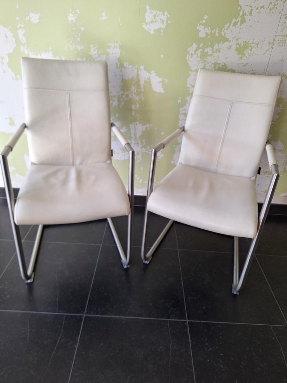 Twee lederen eetkamerstoelen