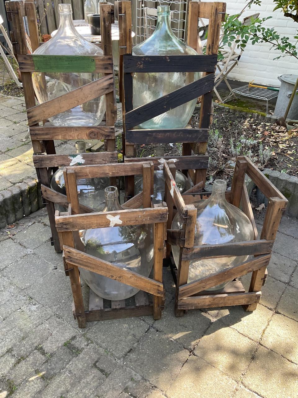 Grote oude gistflessen