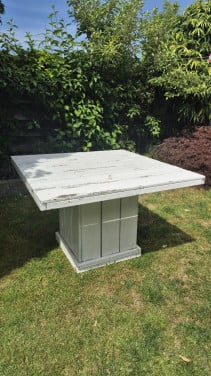 Gratis: witte houten tuintafel, vierkant