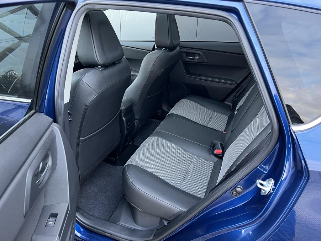 Toyota Auris 1.8 hybrid bus. pro