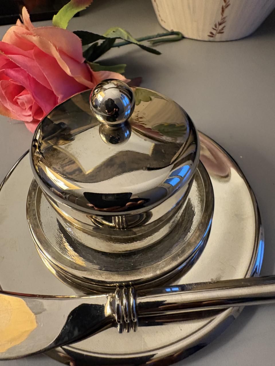 Boterschaaltje met deksel + uitsmeermes