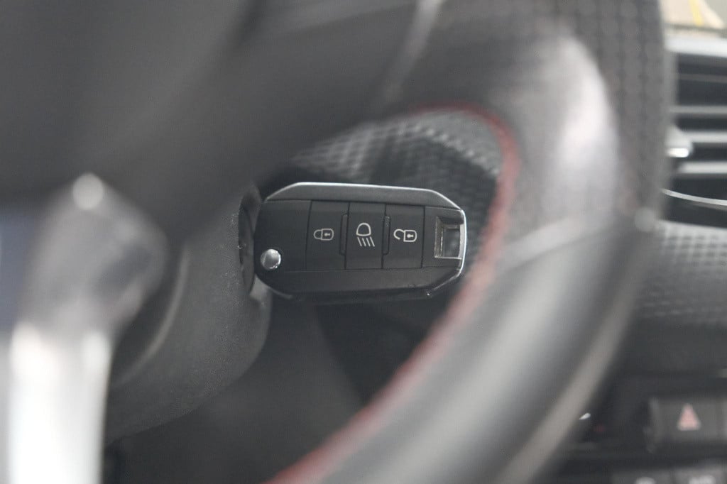 Peugeot 208 puretech 110 gt-line | apple carplay | parkeersensoren | climat