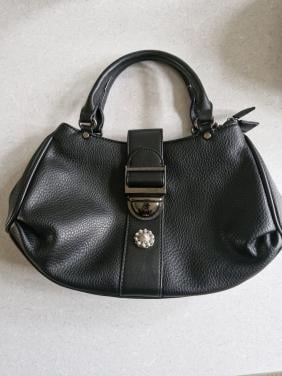 Kunstlederen zwarte handtas met zeeuwse knop