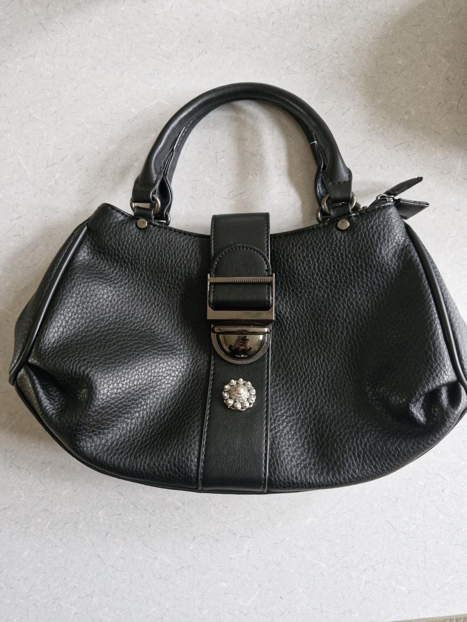 Kunstlederen zwarte handtas met zeeuwse knop