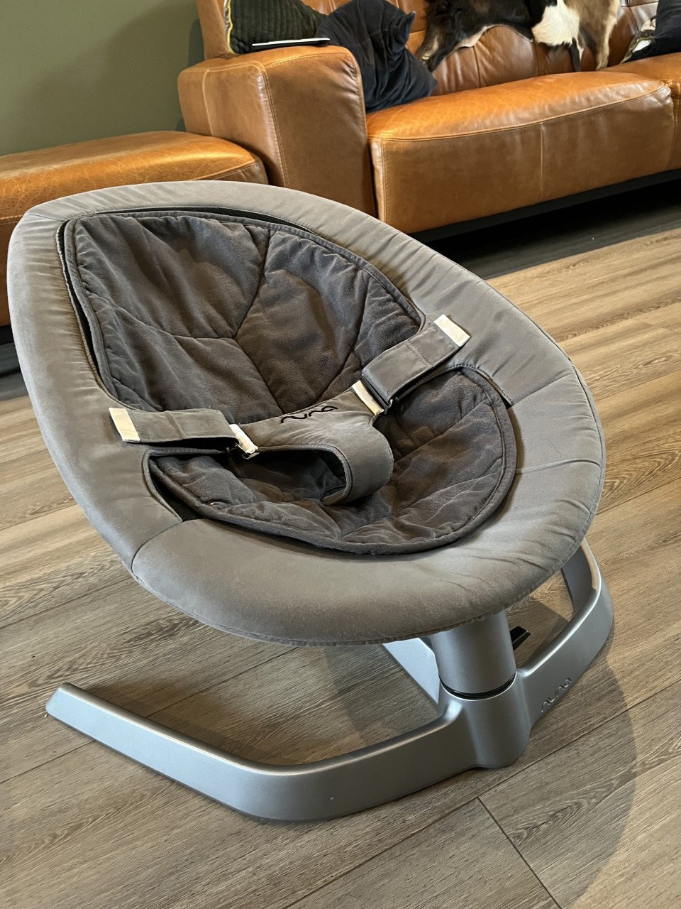 Nuna Leaf met zonneklep en speelboog
