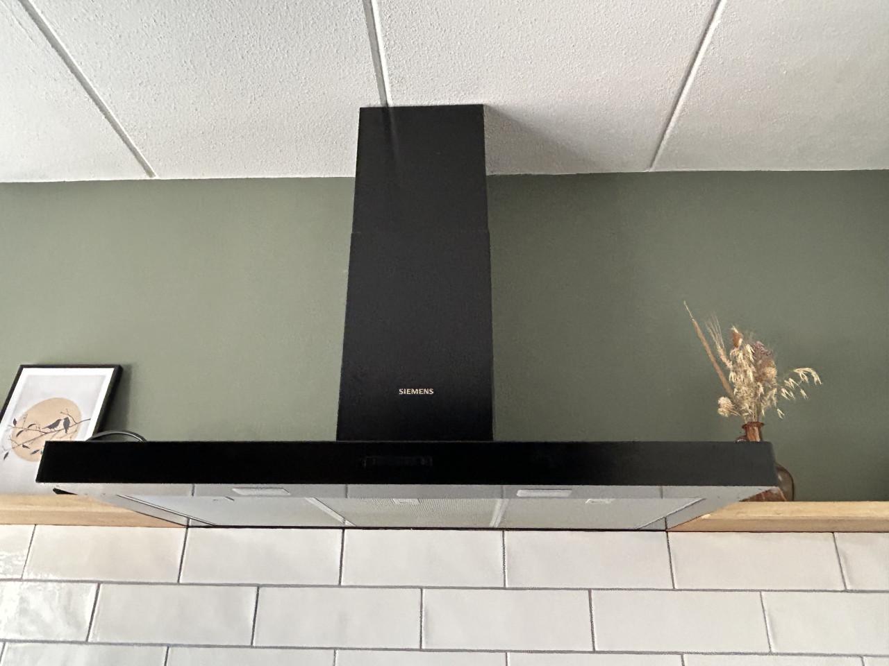 Zwarte keuken met betonlook kunststof blad