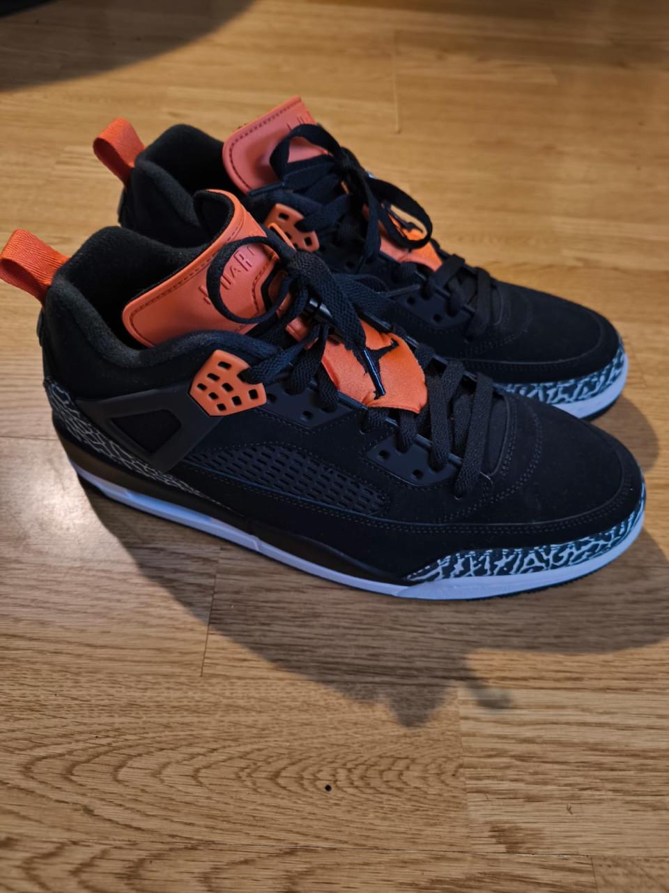 Nike Air Jordan retro laag ,zwart oranje wit maat 44½