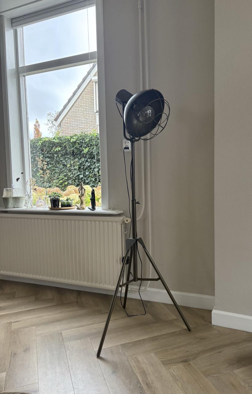 Industieele lamp op voet