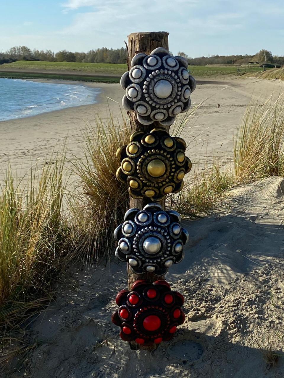 Zeeuwse hangknop beton - verkrijgbaar in 5 diameters en 4 kleuren.