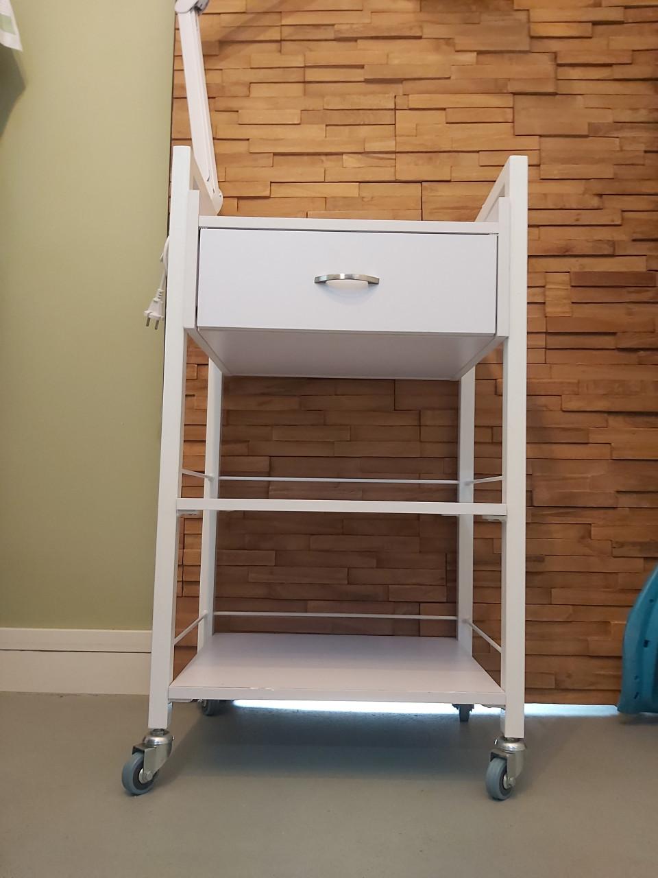 Schoonheidsalon stafeltje met looplamp