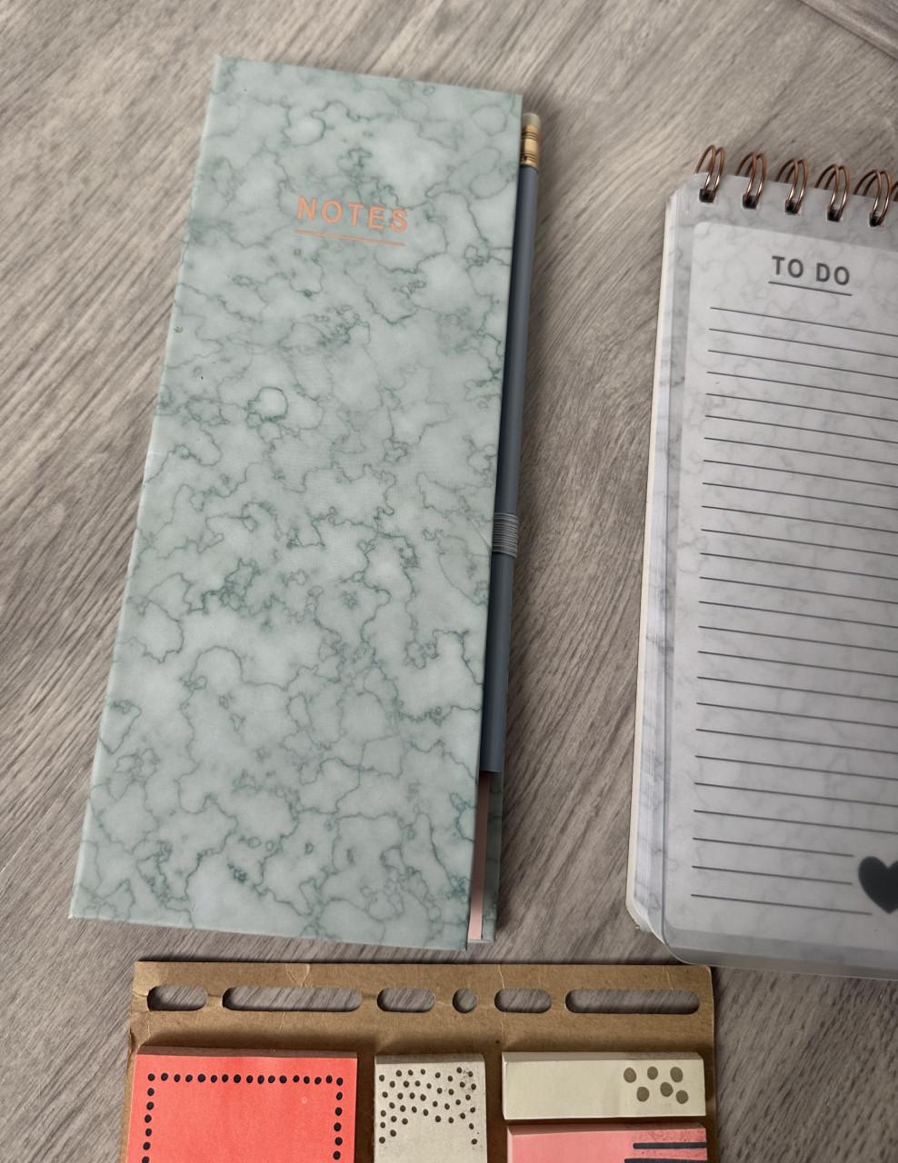 Notitieboekjes en -plakpapiertjes