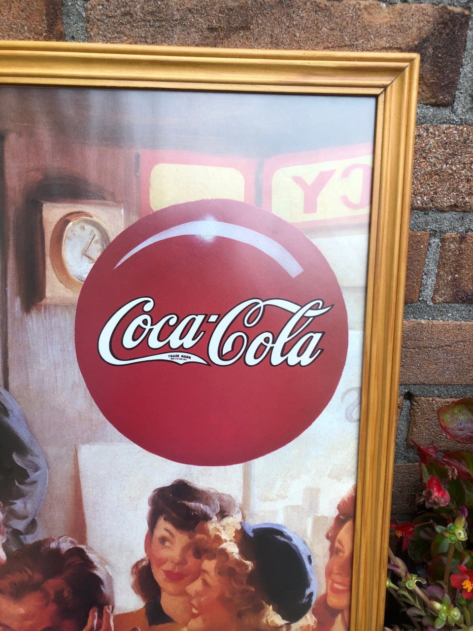 Ingelijst achter ontspiegeld Cola post.