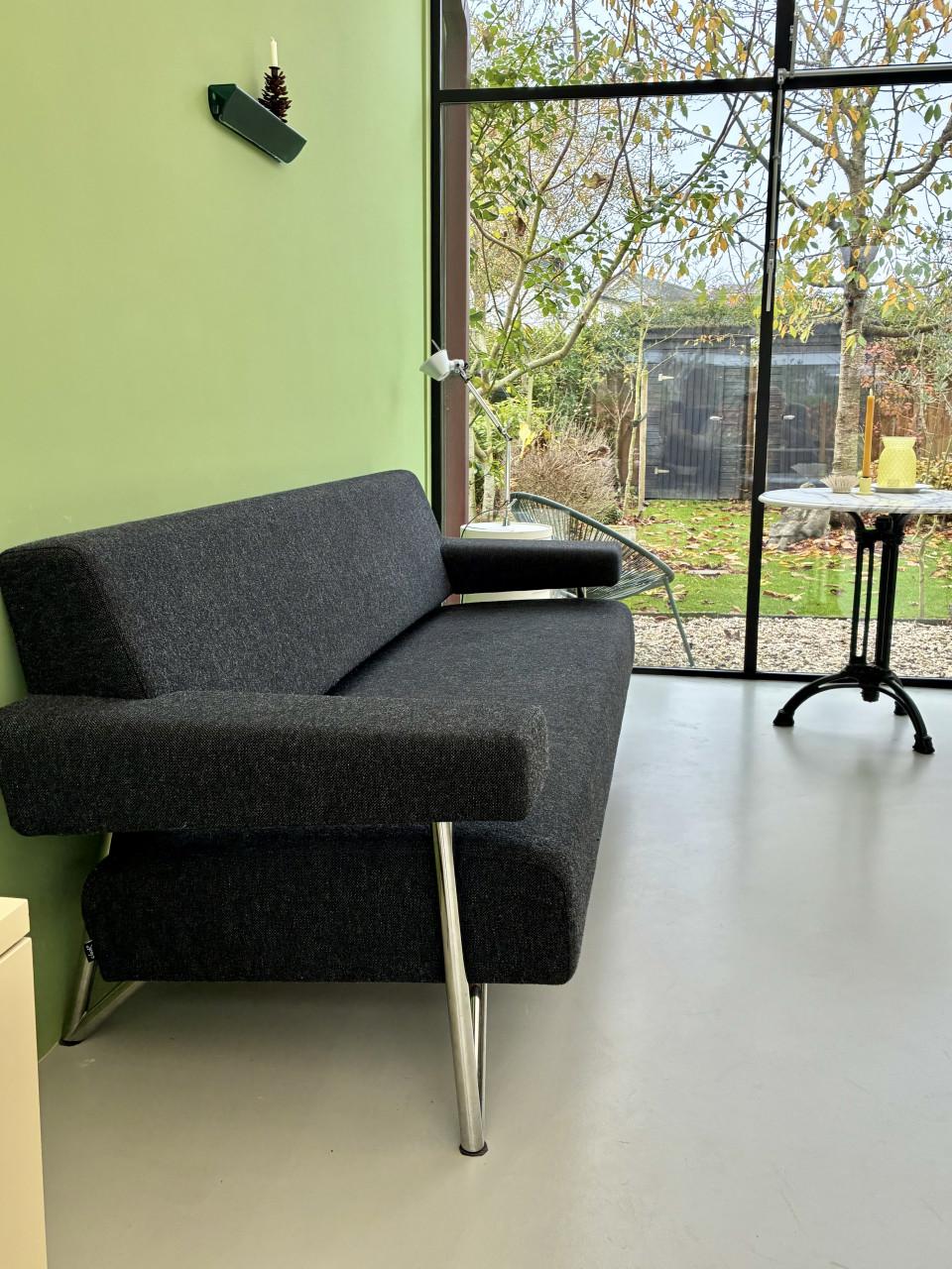 Bank, merk CLOAK. Kleur is antraciet